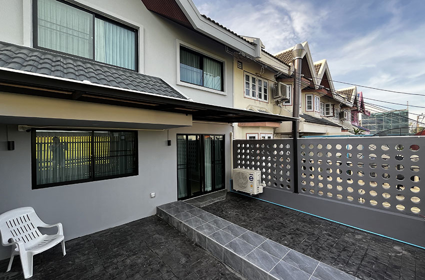 Townhouse in Srinakarin 